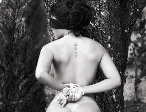 Картинка vanessa+zotth девушки -+черно-белые черно-белая брюнетка повязка тату дерево