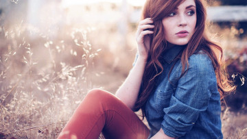 Картинка teresa+palmer девушки рыжая рубашка брюки трава