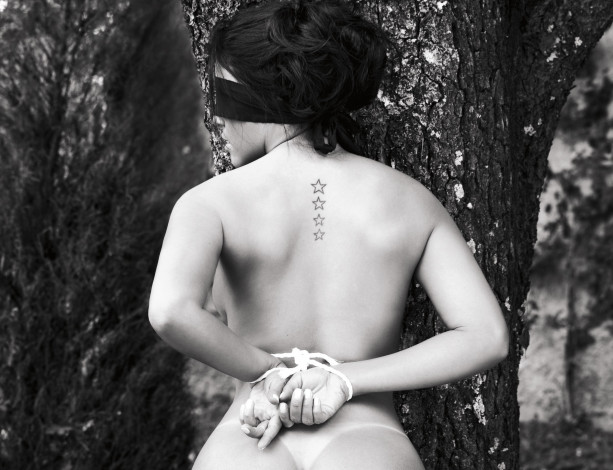 Обои картинки фото vanessa zotth, девушки, - черно-белые, черно-белая, брюнетка, повязка, тату, дерево