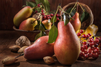 Картинка еда груши листья макро свет стол розовые миска фрукты орехи