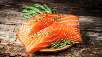 Картинка еда рыба +морепродукты +суши +роллы крупный план доски тарелка кусок веточки специи лосось розмарин филе красная рыбы