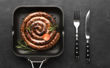 обоя еда, колбасные изделия, розмарин, колбаса, запеченная, помидор