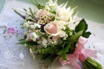 Картинка цветы букеты композиции матиола ромашки бант левкой розы салфетка