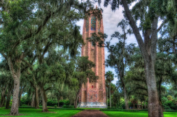Картинка города здания дома деревья башня витраж