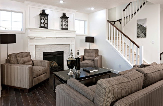 Обои картинки фото интерьер, гостиная, лестница, камин, вазы, столик, кресла, диван