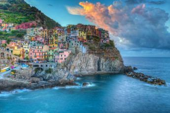 Картинка города -+пейзажи manarola cinque terre italy ligurian sea манарола Чинкве-терре италия лигурийское море скалы здания облака пейзаж побережье