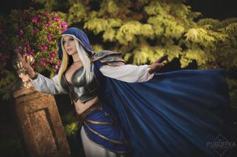 Картинка девушки -+креатив +косплей блондинка капюшон плащ костюм цветы деревья