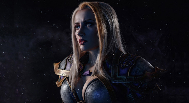 Обои картинки фото девушки, - креатив,  косплей, блондинка, броня, лицо