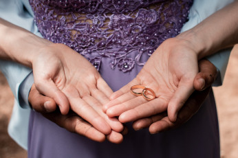 Картинка разное руки +ноги мужские женские обручальные кольца