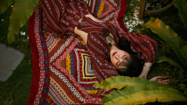 Обои картинки фото девушка - girl, девушки, - азиатки, девушка, женщина, брюнетка, темноволосая, сексуальная, модель, звезда, позирует, разная, обувь, верхняя, стильная, одежда, нижнее, эротическое, бельё, трусы, лифчик, колготки, чулки, аксессуары, макияж, и, множество, элементов, на, фотографии