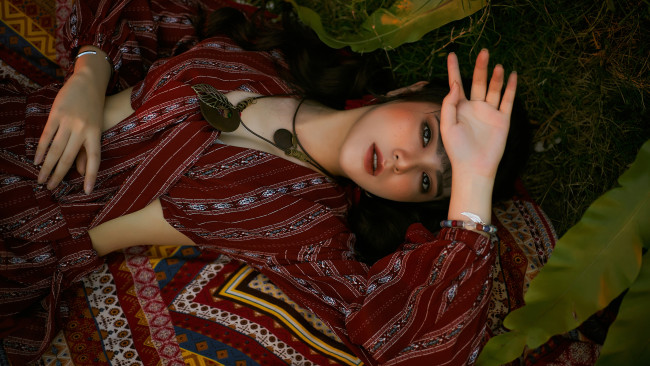 Обои картинки фото девушка - girl, девушки, - азиатки, девушка, женщина, брюнетка, темноволосая, сексуальная, модель, звезда, позирует, разная, обувь, верхняя, стильная, одежда, нижнее, эротическое, бельё, трусы, лифчик, колготки, чулки, аксессуары, макияж, и, множество, элементов, на, фотографии