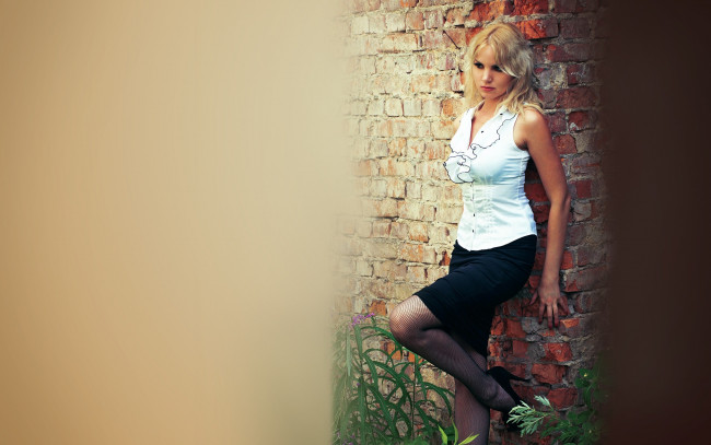 Обои картинки фото -Unsort Блондинки, девушки, unsort, блондинки, юбка, туфли, стена