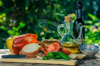 Картинка еда натюрморт доска овощи нож бутылка масло яблоко