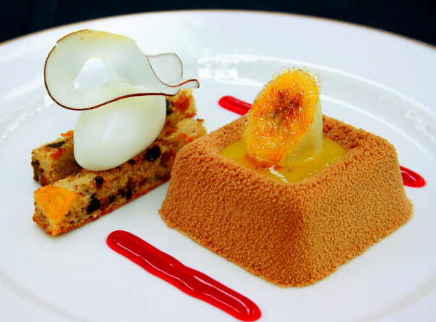 Обои картинки фото еда, пирожные,  кексы,  печенье, банан, крем, пирожное