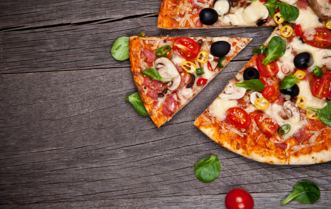 Обои картинки фото еда, пицца, зелень, оливки, начинка