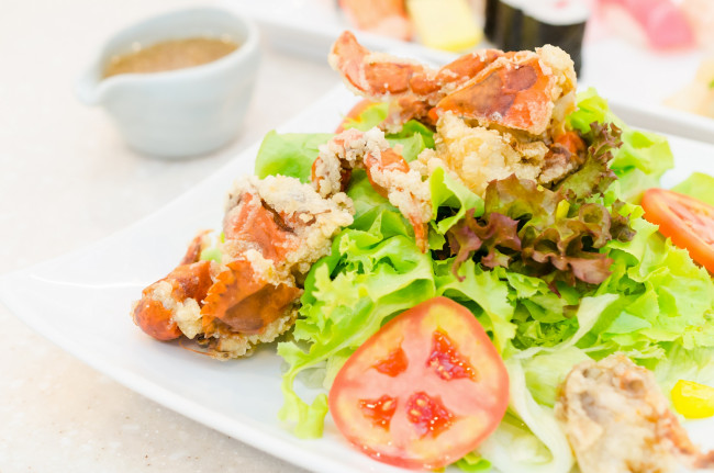 Обои картинки фото еда, салаты,  закуски, салат, мясо, помидоры, зелень