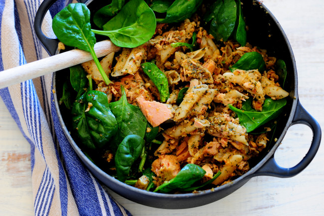 Обои картинки фото еда, макаронные блюда, зелень, приправа, мясо, макароны