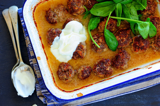 Обои картинки фото еда, мясные блюда, сметана, соус, ложка, салфетка, тефтели