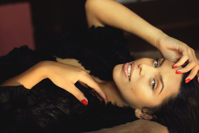 Обои картинки фото девушки, -unsort , брюнетки,  шатенки, улыбка