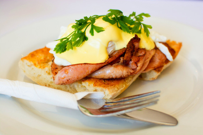 Обои картинки фото еда, бутерброды,  гамбургеры,  канапе, бекон, сыр, зелень