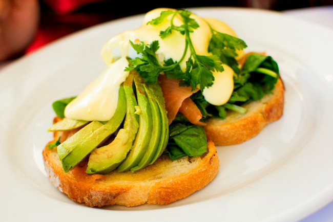 Обои картинки фото еда, бутерброды,  гамбургеры,  канапе, лосось, сыр, зелень, авокадо