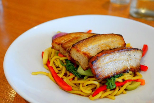 Обои картинки фото еда, макаронные блюда, лапша, овощи, бекон