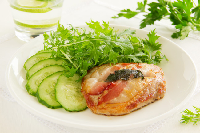 Обои картинки фото еда, мясные блюда, огурцы, мясо