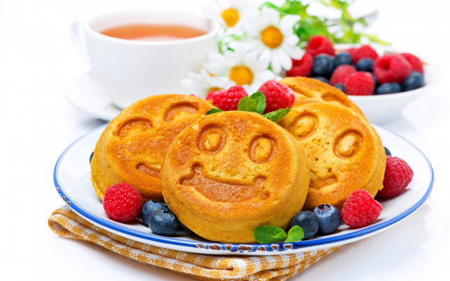 Обои картинки фото еда, пирожные,  кексы,  печенье, малина, черника, кексы