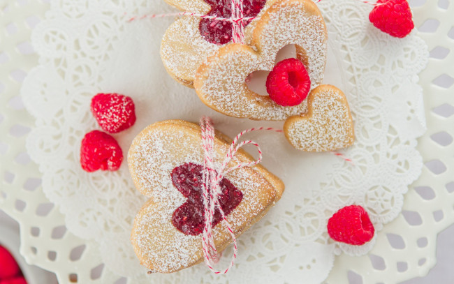 Обои картинки фото еда, пирожные,  кексы,  печенье, малина, сердечко