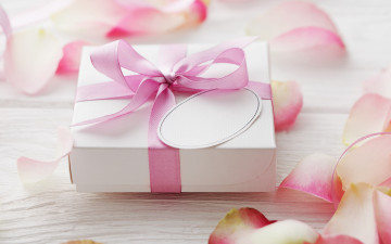 Картинка праздничные подарки+и+коробочки лепестки лента