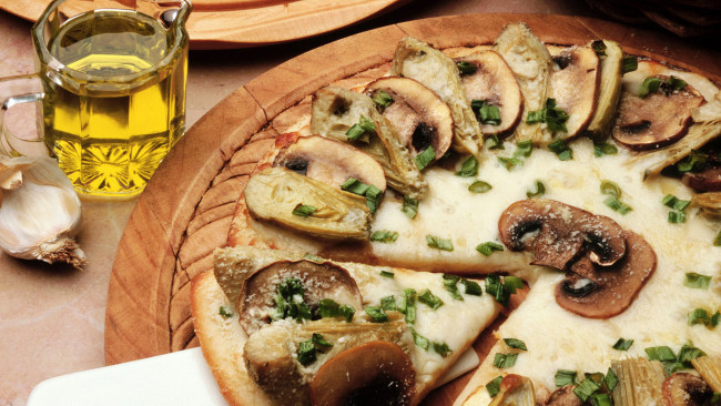Обои картинки фото еда, пицца, тарелка, кусок, чеснок, грибы, чашка, масло