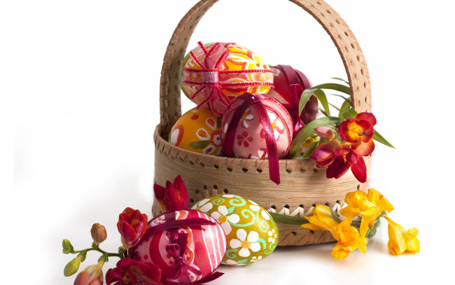Обои картинки фото праздничные, пасха, корзинка, фрезии, писанки