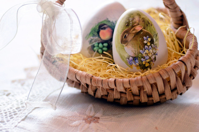Обои картинки фото праздничные, пасха, корзинка, лента, писанки