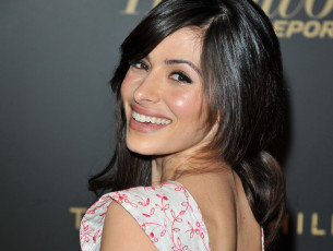 Картинка девушки sarah+shahi плечо улыбка лицо