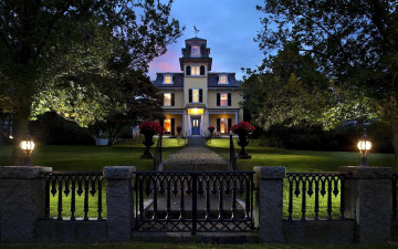 Картинка города -+здания +дома дом фонари забор клумбы вечер