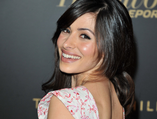 Обои картинки фото девушки, sarah shahi, плечо, улыбка, лицо