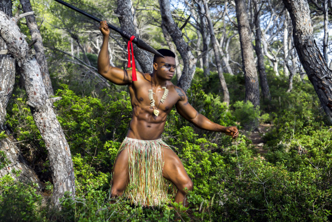 Обои картинки фото мужчины, - unsort, лес, воин, тату, копье, лента