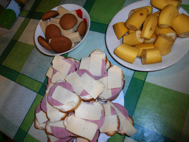 Обои картинки фото еда, бутерброды,  гамбургеры,  канапе, бананы, вафли, печенье, хлеб, колбаса, сыр