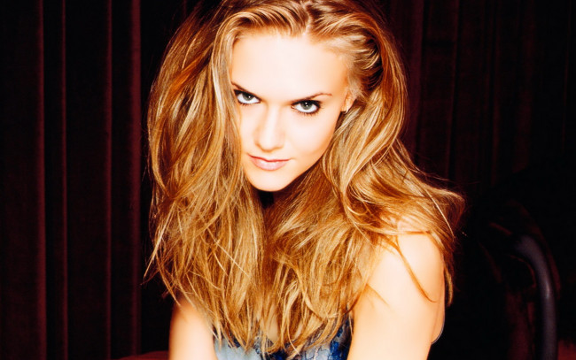 Обои картинки фото девушки, dominique swain, шторы, лицо