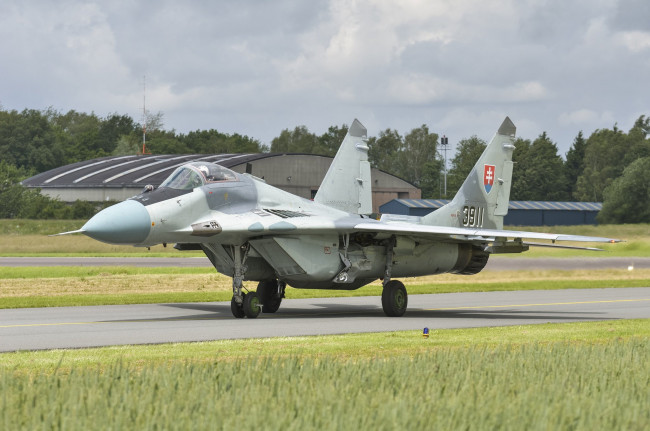 Обои картинки фото авиация, боевые самолёты, истребитель, миг-29, mig-29, аэродром