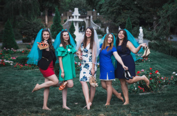 Картинка девушки -+группа+девушек подружки улыбки позы ножки