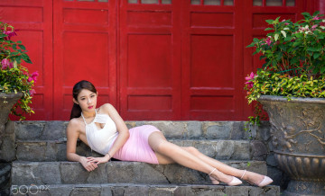 Картинка девушки -+азиатки платье ступени