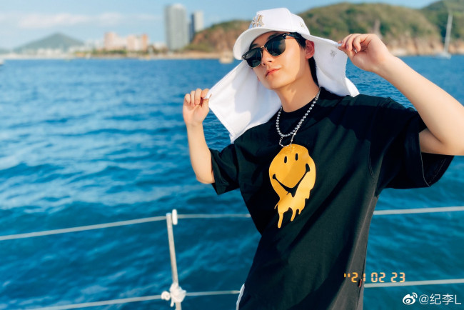 Обои картинки фото мужчины, ji li, актер, кепка, очки, футболка, яхта, море