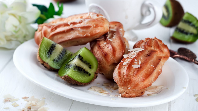 Обои картинки фото еда, пирожные,  кексы,  печенье, киви, заварные