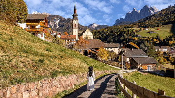 обоя города, валь-де-фюнес,  санта-маддалена , италия, горы, долина, дорога