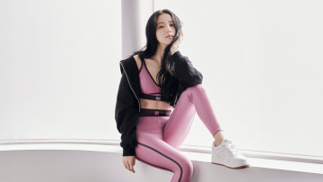 обоя jisoo alo yoga 2024, музыка, black pink, бренд, спортивная, одежда, alo, yoga, jisoo, blackpink