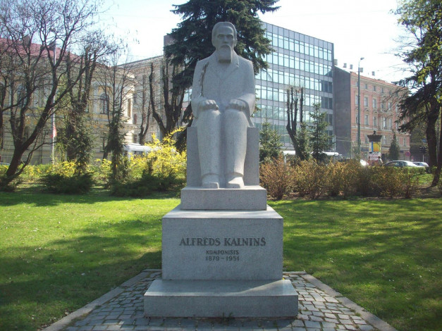 Обои картинки фото рига, памятник, композитору, альфреду, калныню, города, латвия