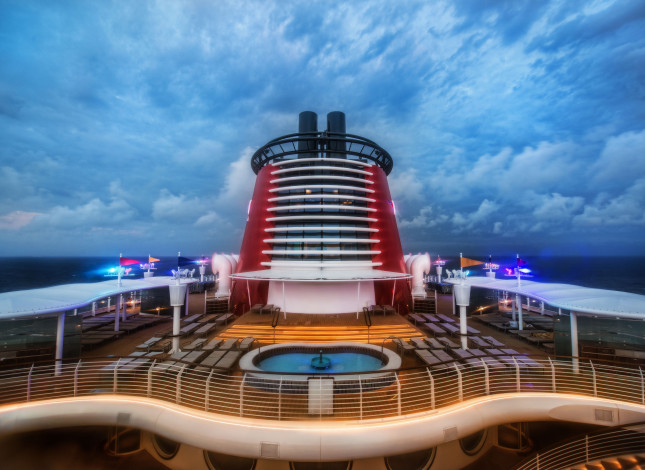 Обои картинки фото интерьер, каюты, помещения, на, корабле, бассейн, лайнер, палуба