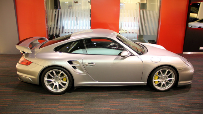 Обои картинки фото porsche, 911, gt2, автомобили, выставки, уличные, фото, германия, спортивные, элитные