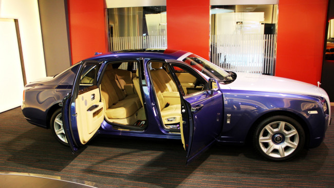 Обои картинки фото rolls, royce, ghost, автомобили, выставки, уличные, фото, rolls-royce, motor, cars, ltd, великобритания, класс-люкс